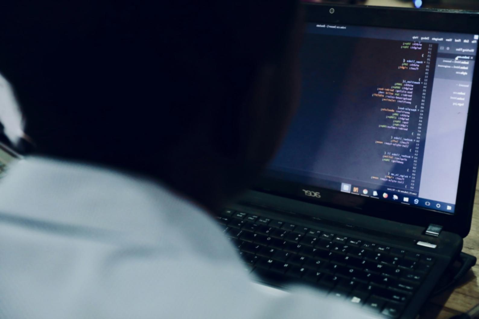 Professionista IT che lavora su configurazioni di server e infrastrutture cloud